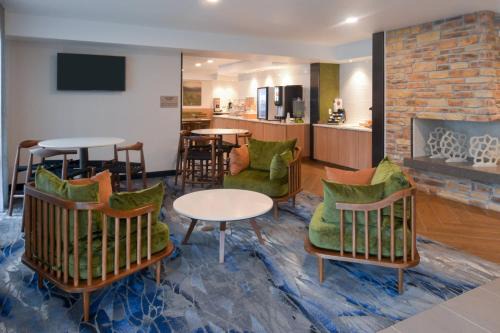 New Stanton Hotel | Fairfield Inn & Suites by Marriott Pittsburgh New Stanton