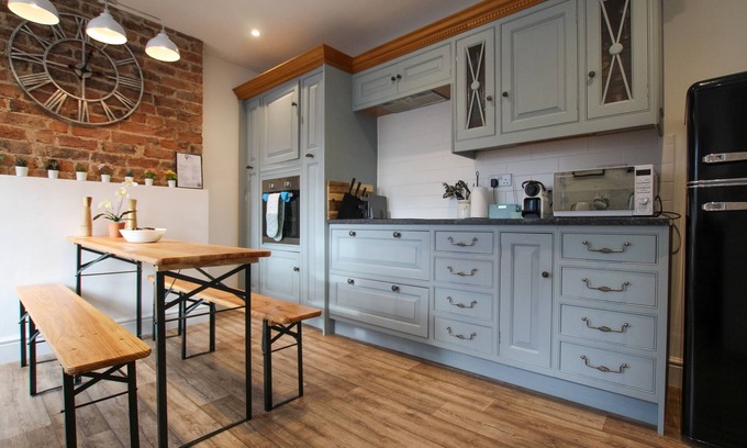 Hoylake Cottage | Fairways View - a house that sleeps 6 guests in 4 bedrooms