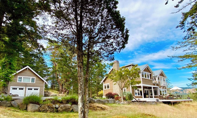 Deer Harbor Apartment | Fall Specials! Experience Deer Harbor charm in our cozy 1-bedroom loft apartment