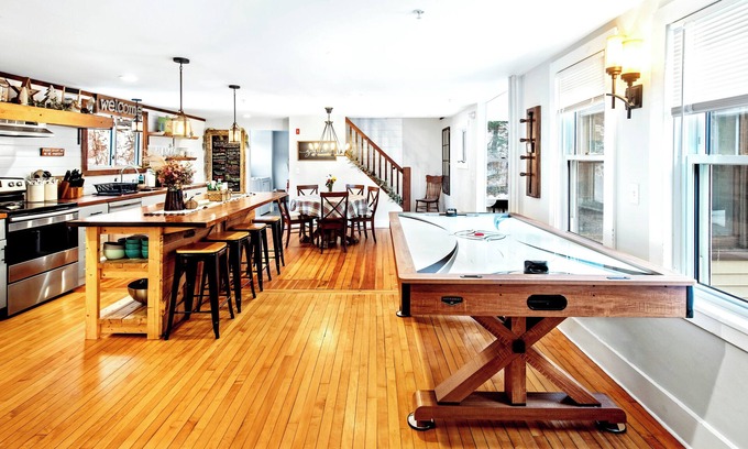 Colrain House | FaLL Western Mass Getaway-Airhockey-Firepit