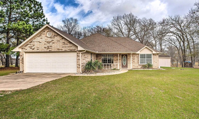 Alba House | Family Alba Home w/Boat Dock on Lake Fork!