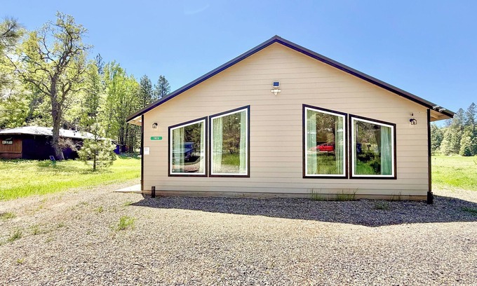 Mariposa House | Family-Friendly 2-bedroom house with AC, WiFi near Yosemite Valley