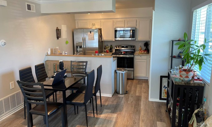 Santa Clarita Condo | Family-Friendly 2BR Condo, Near Six Flags & Hiking Trails w/Shared Pool
