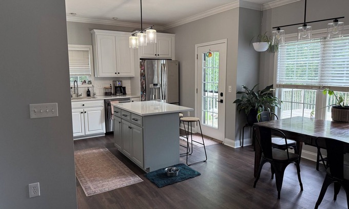 Troutville House | Family-Friendly 4 BR w.King Bed, EV Charger + Peloton + Mountain Views