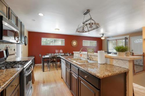 Arvada Plaza Area House | Family-friendly 5br W Luxury Spa & Patio Bbq