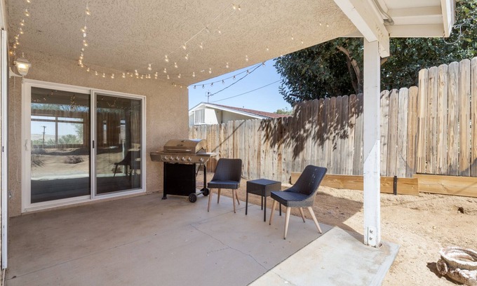 Joshua Tree House | 🌵Family Friendly Colorful Cactus w/Hot Tub, BBQ, Fire Pit 🌵