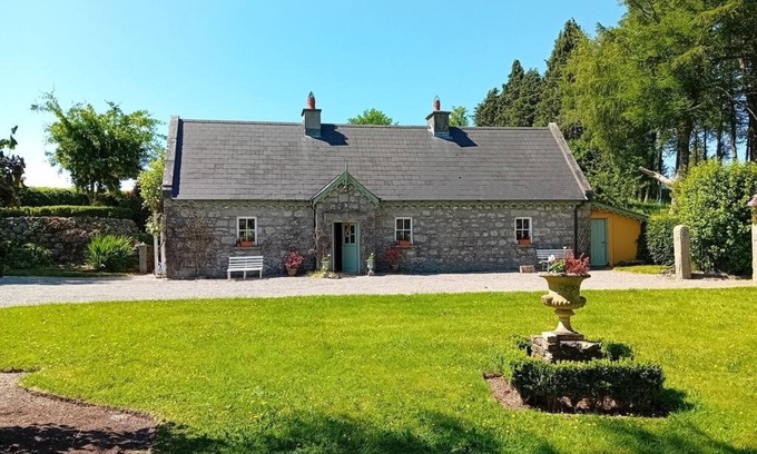 Knockananna House | Family Friendly Romantic and Spacious Country Lodge On Private Grounds