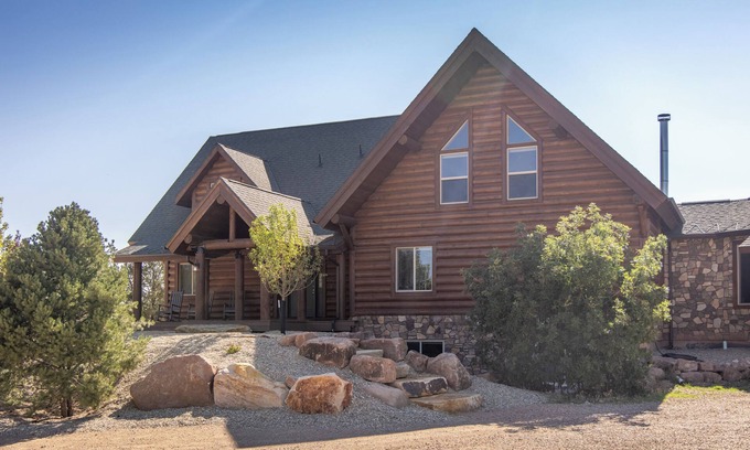 Fruitland House | Family Reunion Lodge Sleeps 22 with Pickleball, Ziplines, Firepit+ 90 min to SLC