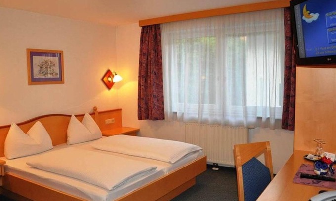 Dorfgastein Cottage | Family room with shower, WC - trombone, pension