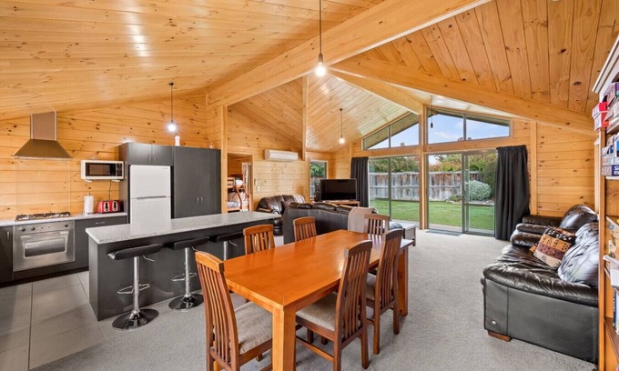 Albert Town House | Family Stays | Private | Games Room | Sleeps 10