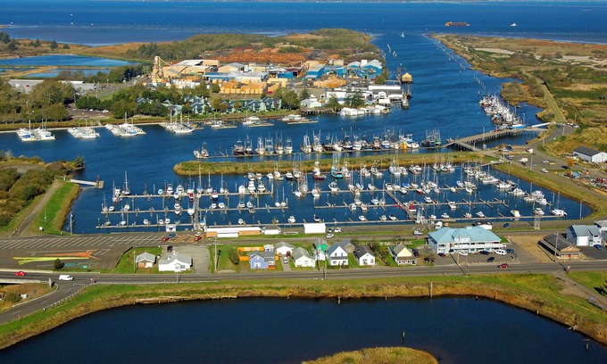 Warrenton Hotel | Family Vacay! Comfy Unit, Pool, Sauna and Gym