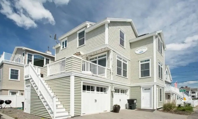 Wells Beach House | Fantastic Beach House! 4 bedroom across the Ocean.