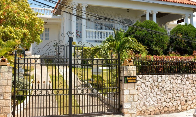 Mango Walk Apartment | Fantastic self catering Studio near the Hip Strip & Beach in Montego Bay Jamaica