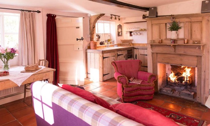 Sudbury House | Farm Cottage a cute C17th cottage a walk across the fields to a great pub