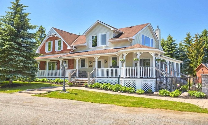 Minesing House | Farm House Oasis: Hot Tub, Ski Trails, sleeps 12