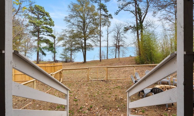 Cason House | Farmhouse on the Lake - Waterfront Lake of the Pines!