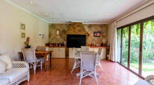 Zwartkop House | Feather Tree Guesthouse