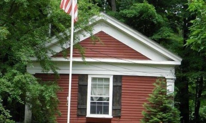 Pittsfield House | Featured in a Home & Garden TV Special 30 South Mountain Road