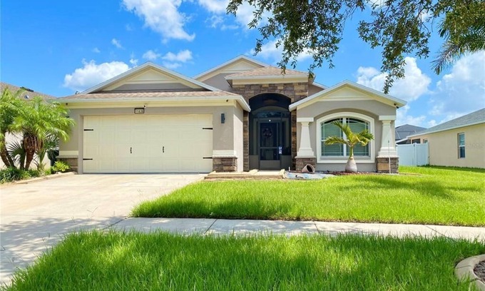 Gibsonton House | Feel like at home with big outdoor space for BBQs and Hot tub. Centrally located