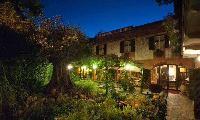 Monforte d'Alba Hotel | Felicin - Albergo Giardino Dimora Storica