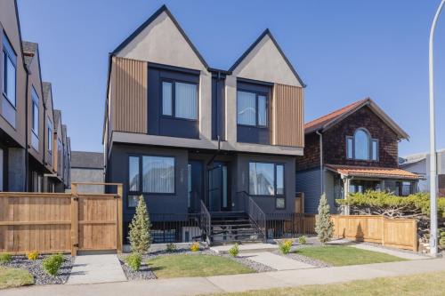 West Hillhurst House | Fenced Yard, Free Parking, 2 King Beds with AC