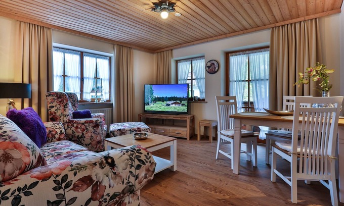 Ramsau bei Berchtesgaden Apartment | Ferienwohnung Nr. 2, mit Balkon und Bergblick, 45 qm