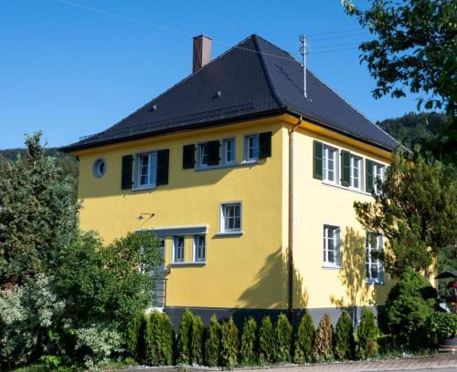 Hausen am Tann House | Ferienhaus alte Kinderschule