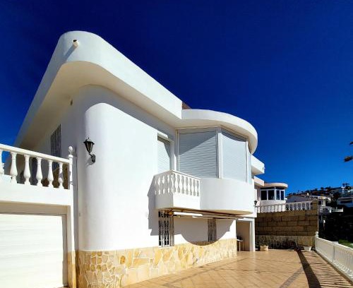San Eugenio House | Ferienhaus El Musgo mit Meerblick und Pool