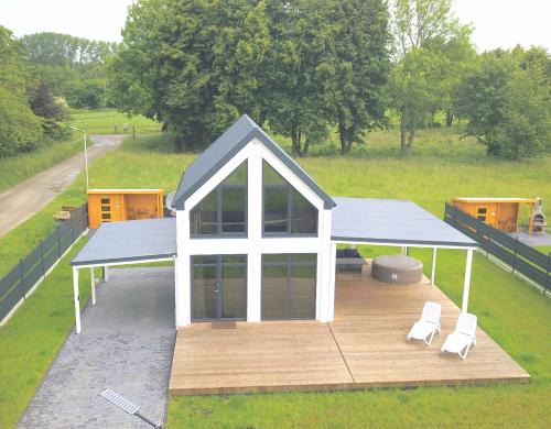 gmina Wolin House | Ferienhaus Mila 70qm bis 5 Gäste mit Fass-Sauna, Whirlpool April bis Oktober, 75qm Terrasse und eingezäunten Garten Haustiere willkommen