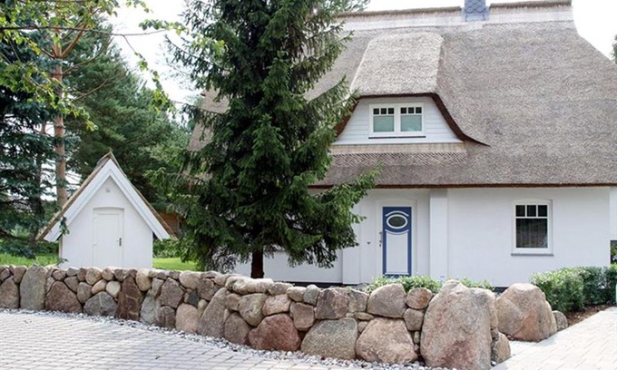 Trassenheide House | Ferienhaus Rubin mit Sauna und Kamin, Reetdachhaus am Walde