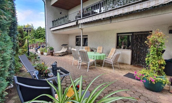 Felsberg Apartment | Ferienwohnung 3,2 km von Saarloius entfernt mit Terrasse und Garten