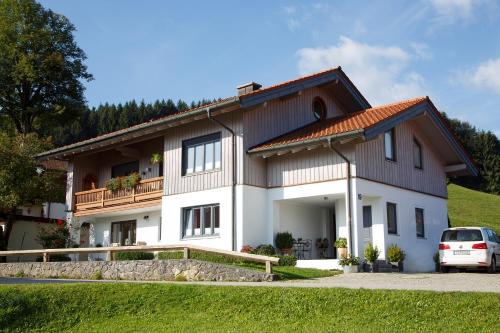 Ruhpolding Apartment | Ferienwohnung Adlerhügel inkl. Chiemgaukarte
