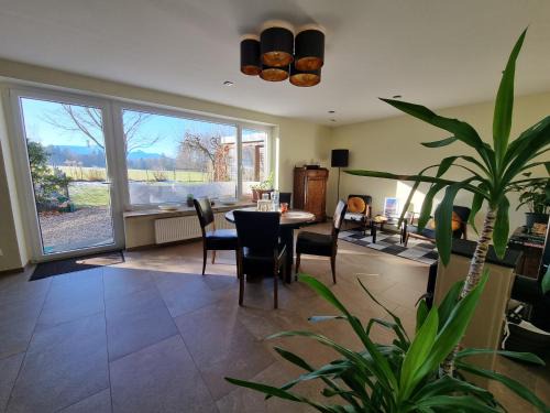 Traunstein Apartment | Ferienwohnung mit Garten und Bergblick
