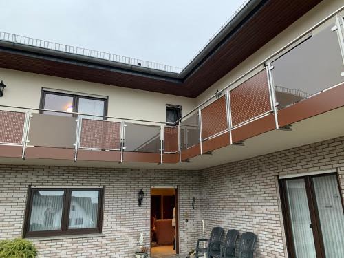 Straßenhaus Apartment | Ferienwohnungjahrsfeld