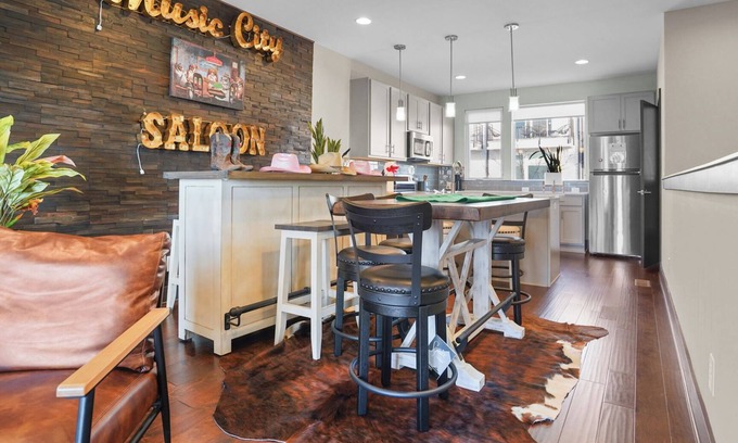 Katie Hill Neighborhood House | Fern Oasis 14–Sleeps 6–Perfect Family Retreat