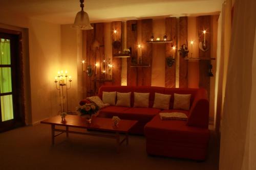 Kirch Mulsow Apartment | Fewo Kerzenzimmer - Märchen aus Wachs und Flamme