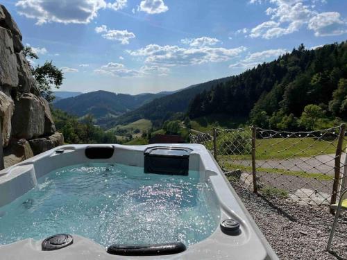 Hausach Apartment | FeWo mit Whirlpool, Infrarot-Sauna & Schwarzwaldblick