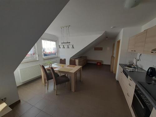 Sulzbach am Main Apartment | Fewo Steinhohle, DG 45qm, 1 Schlafzimmer & 1 Wohn-Esszimmer mit Bett
