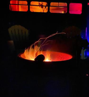 Woodbury House | Fiery Peak Glampsite with Stargazing & Hot Tub