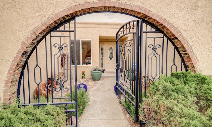 Northeast Heights House | Fiery Sunsets in Quiet Foothills Setting-Hot Tub/Pool Table!