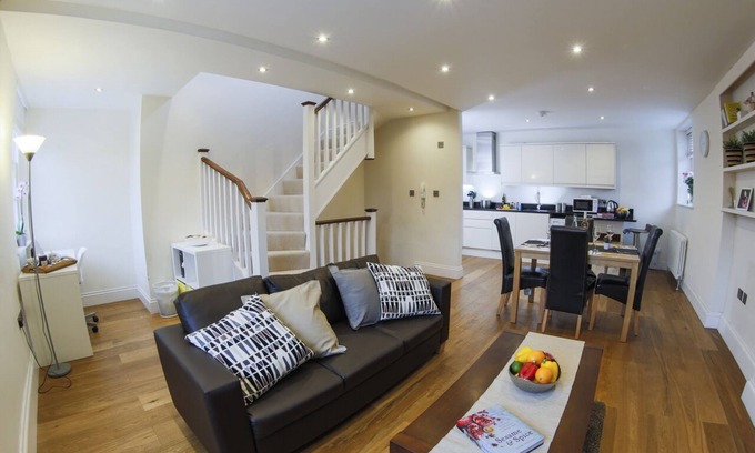 Finchley Church End Apartment | Finchley central - Spacious 2-3 bedroom triplex apartment