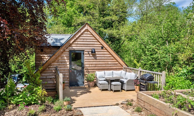 Hele Apartment | Finest Retreats | Dingles Farm Annexe