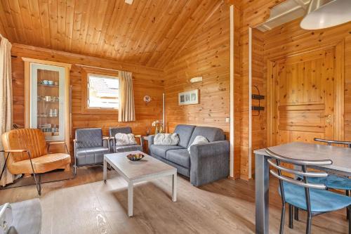 De Meene Ski Chalet | Fins Chalet op vakantiepark met zwembad