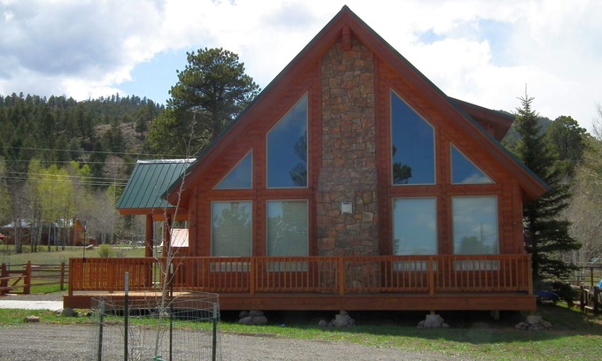 Ponderosa Pines Cabin | Fir Oasis Cozy Mountain Cabin