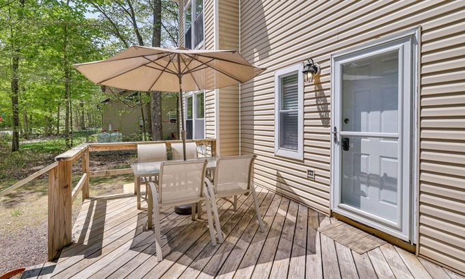 Thornhurst Cottage | Fire Pit, Kayak & Gas Grill: Pocono Lake Home!