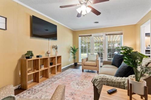 Gunter Afs House | Firepit & Patio- Mins to Dining- The Vaughnique