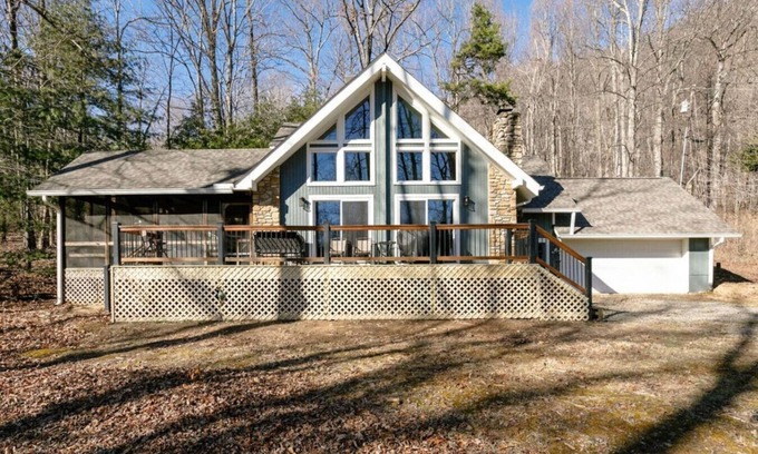 Old Fort House | Fireside Retreat - Hot Tub, WiFi