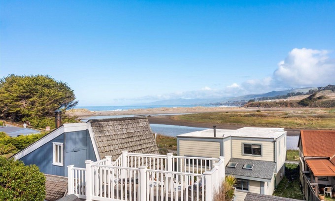 Salmon Creek Cabin | Fishermans Cottage~Classic Coastal Cottage in Bodega Bay, Walk to Beach/WiFi