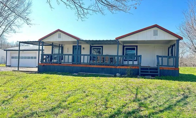 Navarro County House | Fisherman’s View! Located at Richland Chambers Lake