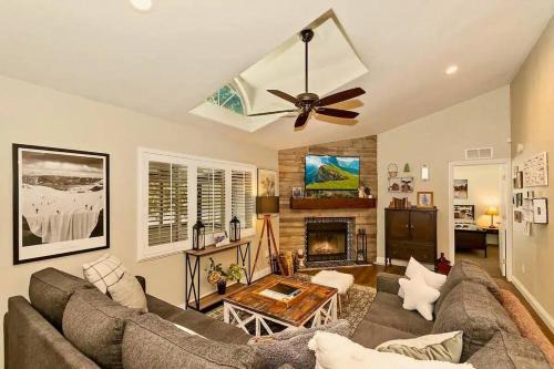 Big Bear House | Fitzy's Fir Lodge - Fun For the Whole Family, Dogs Welcome, Jacuzzi Tub